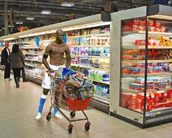 Balotelli đi siêu thị